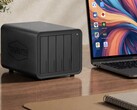 A képen a Terramaster D8 Hybrid 2 NAS látható egy laptop mellett egy fa íróasztalon