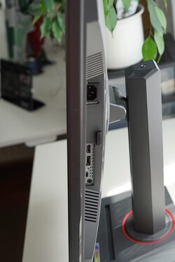Csatlakozások - áramellátás a beépített tápegységhez, HDMI 2.1, DisplayPort 1.4, USB-C DP 1.4 és PD 15 W