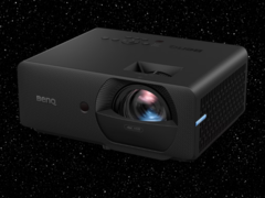 A BenQ LK830ST lézerszimulációs projektor (a képen) már kapható. (Kép forrása: BenQ, szerk.)