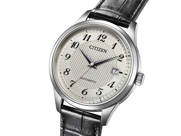 A Citizen NJ0250-01B automata karóra elölnézete: ezüst színű számlappal, fekete arab számokkal, dátumablakkal és fekete bőr szíjjal.