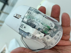 A Logitech MX Master 4 egy még nem megjelent, áttetsző kivitelben. (Kép forrása: Reddit)