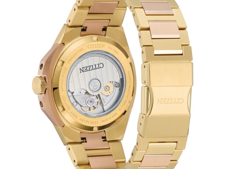 Az átlátszó hátlapon a Citizen házon belüli Caliber 9051 óraműve látható. 