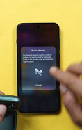 Egy OnePlus telefon, amelyen az audio-megosztás beállítási képernyő látható, és amely arra kéri a felhasználót, hogy állítsa párosítási módba egy második vezeték nélküli fülhallgató-párt.