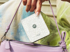 A Razr 70 Ultra a többféle megjelenési szín egyikében.