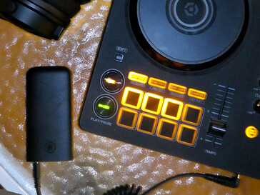 A vezeték nélküli adó egyetlen kábellel csatlakozik a forrásokhoz. (Kép forrása: Notebookcheck)