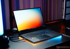 Az Asus ROG Strix Scar 18 óriási, 240 Hz-es mini-LED kijelzővel rendelkezik (Kép forrása: Notebookcheck)