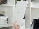 A felfrissített Xiaomi Book Pro 14 akár Intel Core Ultra X7 358H processzorral is felszerelhető. A képen: a laptop fehér színben.