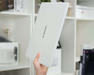 A felfrissített Xiaomi Book Pro 14 akár Intel Core Ultra X7 358H processzorral is felszerelhető. A képen: a laptop fehér színben.