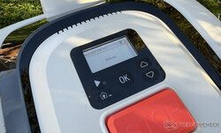 A robotfűnyíró kezelőpanelje és kijelzője