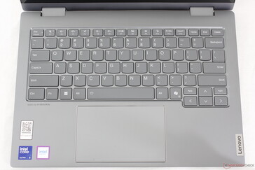 Felülvizsgált elrendezés nagyobb billentyűkkel és egy dedikált Microsoft Co-Pilot billentyűvel