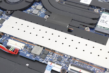 2x cserélhető DDR5 SODIMM modulok, amelyeket alumínium lemez véd