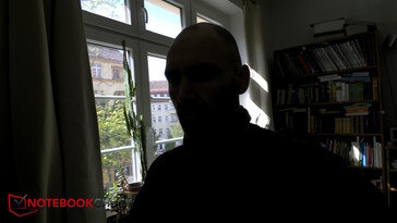 Annak ellenére, hogy egy személy van a keretben...