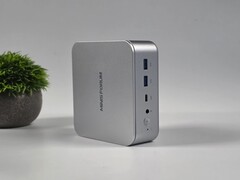 Minisforum M2 mini PC elülső portok nézet