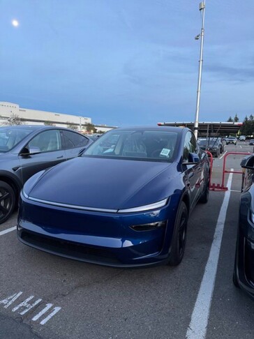 Az új Y modell Deep Blue Metallic színben