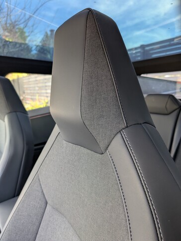 2026 Cybertruck AWD üléskárpitozás.