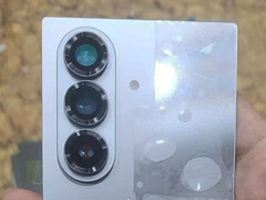 A Galaxy Z Fold7 úgy tűnik, hogy egyesíti a Samsung által 2024-ben kiadott mindkét Galaxy Z Fold okostelefon dizájnelemeit. (Kép forrása: Weibo)