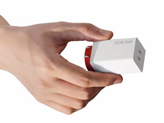 A két töltő az Ace 6 Ultra mellett jelent meg. A képen a 120 W-os adapter promóciós felvétele.