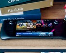 Egy Steam Deck készülék egy asztalon (Kép forrása: Georgiy Lyamin via Unsplash)