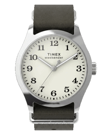 A Timex Weekender New England TW2Y86600 modell 34 mm-es ezüstszínű tokot, krém színű számlapot és sötétzöld bőr szíjat tartalmaz.