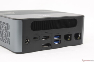 Hátul: (8K@60 Hz), HDMI 2.0 (4K@60 Hz), DisplayPort 1.4 (4K@144 Hz), 2x USB-A 3.2 Gen. 2 (10 Gbps), 2x RJ-45 (2,5 Gbps)