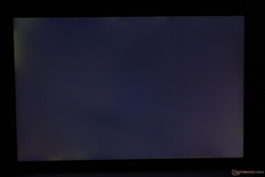 Mérsékelten egyenetlen háttérvilágítás a sarkok mentén