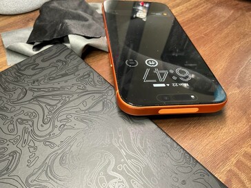 Az iPhone 17 Pro Max felső széle a Apple TechWoven tokjában megkopott. (Kép forrása: u/Jman42023)