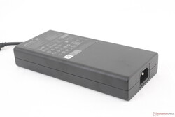 Nagy 400 W-os hálózati adapter