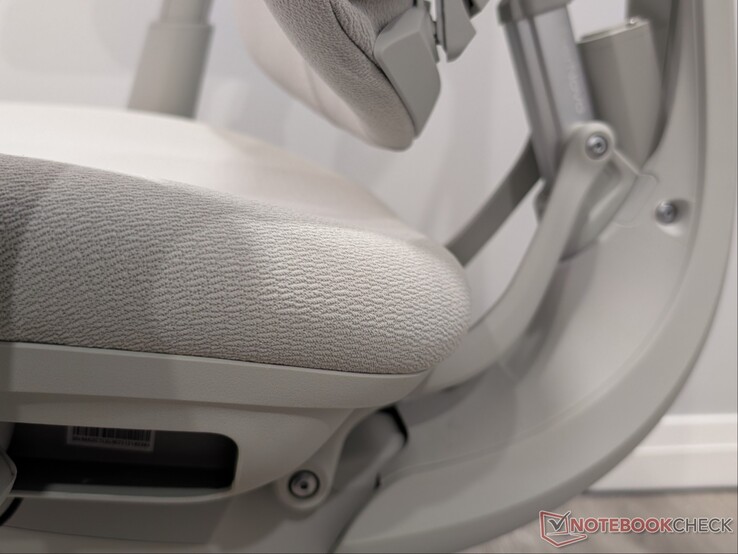 Az ülés háttámlája rövidebb, keményebb habszivaccsal.