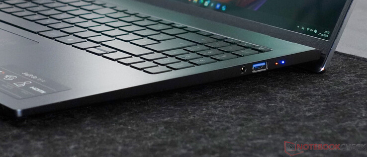 3.5 mm-es fejhallgató; USB-A 3.1