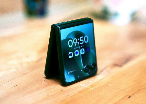 A Motorola Razr Ultra, más néven Razr Ultra 2025 a Android 15 címen került forgalomba.
