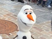 Egy AI-alapú Olaf robot hirtelen felborult a párizsi Disneylandben.