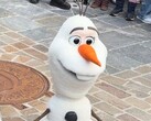 Egy AI-alapú Olaf robot hirtelen felborult a párizsi Disneylandben.