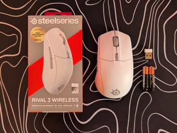 A SteelSeries Rival 3 Wireless Gen 2 két AAA elemmel, 2,4 GHz-es dongle-lal és USB-kábel nélkül érkezik.