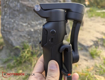 Bekapcsológomb és USB-C töltőport