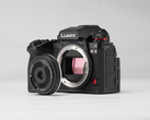 A Viltrox új AF 28 mm F4.5 Chip L objektívje beépített, csúszókaros objektívfedéllel rendelkezik.