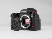 A Viltrox új AF 28 mm F4.5 Chip L objektívje beépített, csúszókaros objektívfedéllel rendelkezik.