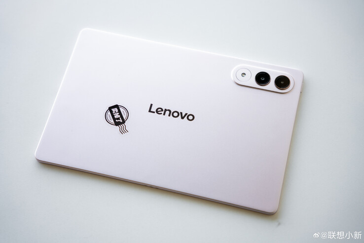 A Xiaoxin AI Tablet Pro GT az itt láthatótól eltérő két színben lesz kapható. (Kép forrása: Lenovo)