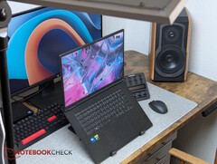 Gigabyte A16 Pro az asztalon