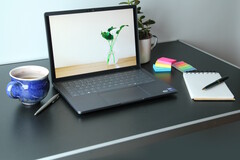 A Dell Pro 13 Premium üzleti laptop 90%-os pontszámot kapott. (Kép forrása: Notebookcheck)