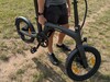 A kerékpár elég jól kiegyensúlyozott, és egy kézzel is könnyen hordozható