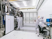 A holland bíróság börtönbe zárta az ASML és az NXP volt mérnökét, mert chip-titkokat adott át Oroszországnak. Képeken: ASML Cleanroom EUV (Kép forrása: ASML)
