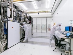 A holland bíróság börtönbe zárta az ASML és az NXP volt mérnökét, mert chip-titkokat adott át Oroszországnak. Képeken: ASML Cleanroom EUV (Kép forrása: ASML)