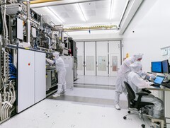 A holland bíróság börtönbe zárta az ASML és az NXP volt mérnökét, mert chip-titkokat adott át Oroszországnak. Képeken: ASML Cleanroom EUV (Kép forrása: ASML)