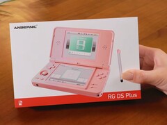 Az Anbernic RG DS Plus olyan dobozban kerül kiszállításra, amelyen a kézi eszköz színe látható.