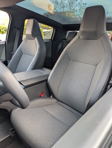 2026 Cybertruck AWD belső tér.