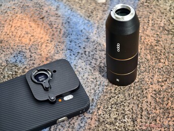 A tokhoz csatlakoztatható objektívtartó nemcsak két kamerát, hanem az ún.