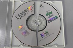 A CD, amely óvatosan történő tisztítás és polírozás közben eltört.