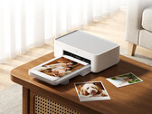 Az új Desktop Photo Printer 2 ára a Youpinon körülbelül 103 dollár. A képen: egy promóciós fotó, amelyen a nyomtató működés közben látható.