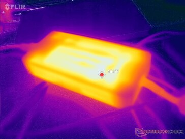 A hálózati adapter játék közben 46 C fölé emelkedik