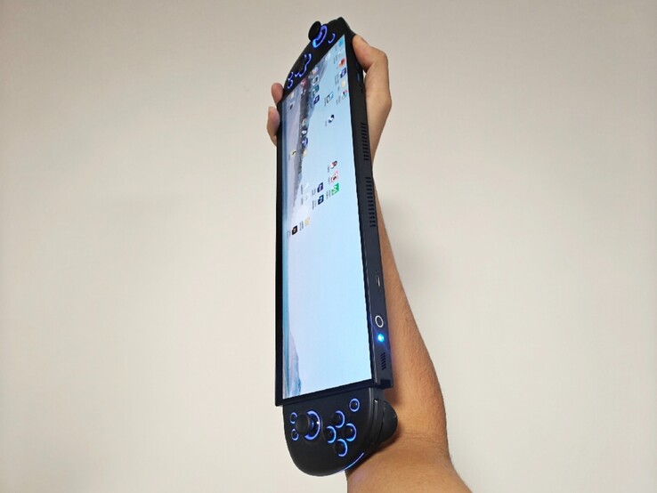 Az ultraszéles barkácsgép hosszabb, mint a felhasználó alkarja. (Kép forrása: PureDIY via BiliBili)